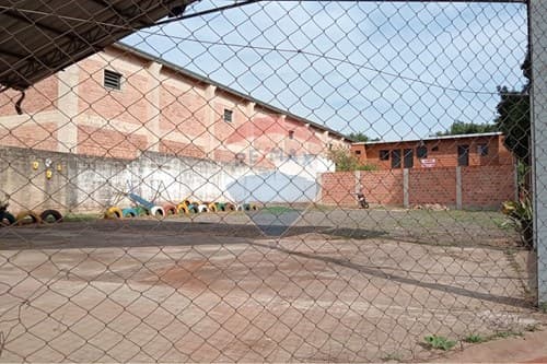 Local comercial en esquina sobre acceso sur — foto 4