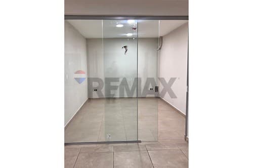 Alquilo salon comercial en galeria central