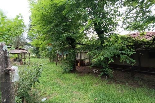 CASA DE CAMPO con Depósito, 1 ha. en Encarnacion