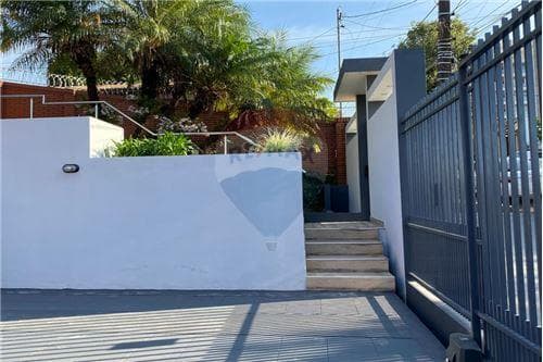 Casa residencial en pleno centro de Encarnación!!