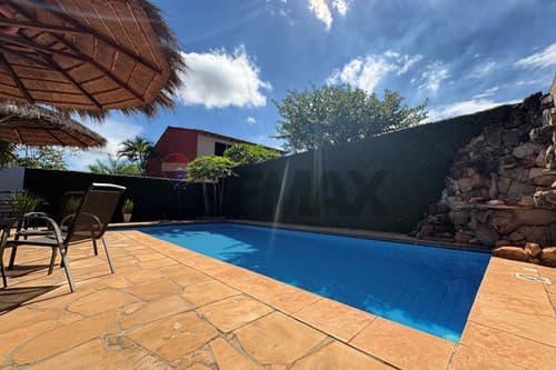 Vendo hermosa casa con piscina en Loma Pyta