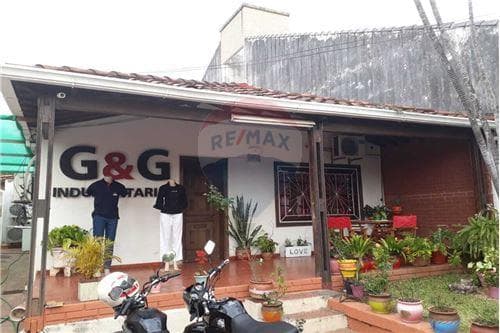 Amplia propiedad en barrio san vicente — foto 1