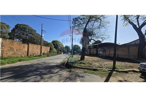 En venta terreno en Luque - primer barrio