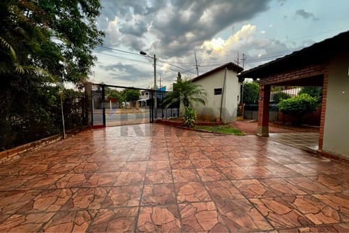 Vendo casa en esquina, Centro de Itauguá