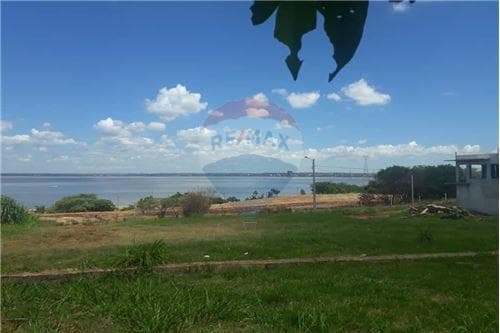 Terreno para la venta con una vista al Rio