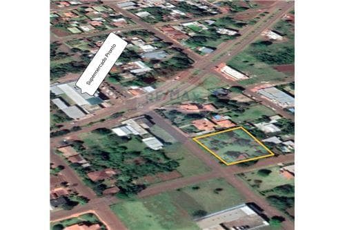 Residencia en amplio terreno en centro de hohenau