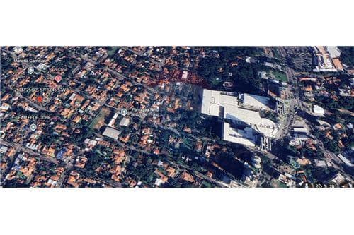 Esquina en venta. Detras de paseo la galeria — foto principal