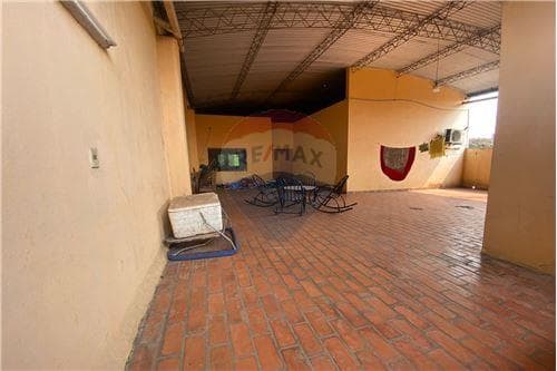Casa en esquina sobre la avda fernando — foto principal