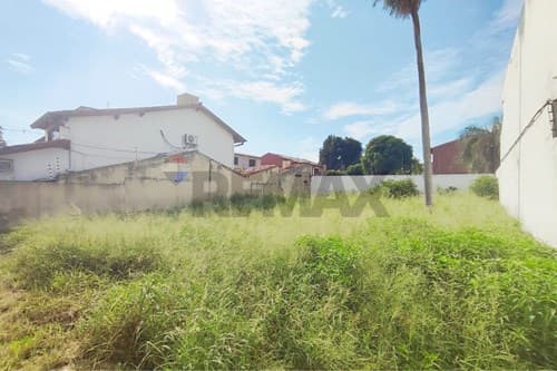 Vendo amplio terreno en lambare
