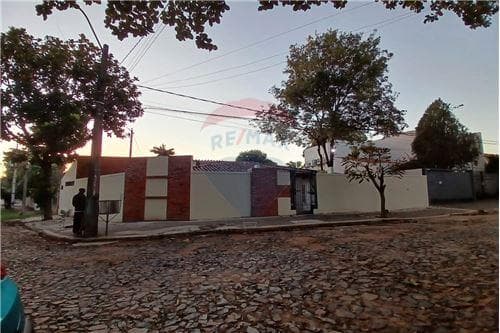 En Venta Amplia Casa en Esquina.Las Lomas — foto 2