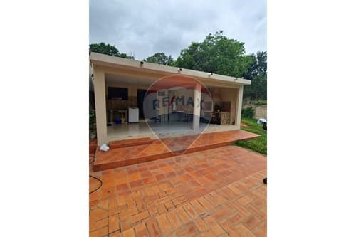 Casa con piscina sobre ruta — foto 1