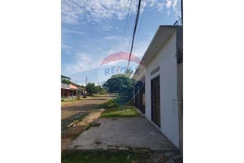 Casa con Salón Comercial