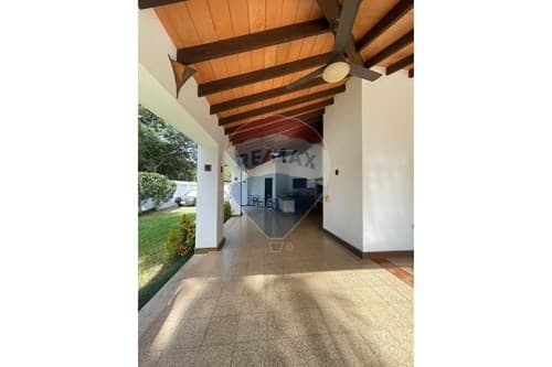 Residencia con 1900m2 de Terreno - Pinedo Shopping