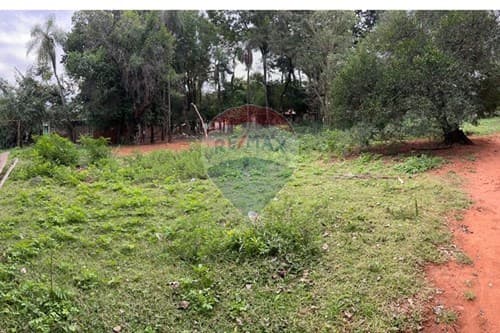 "Prime Plot in Ñemby - Build Your Dream Home!"
