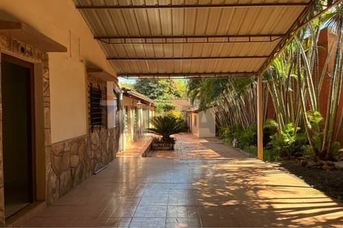 ¡excente terreno con casa p/ refaccionar en Luque!