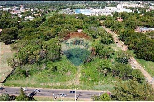 Amplio terreno en esquina - av. Laguna grande