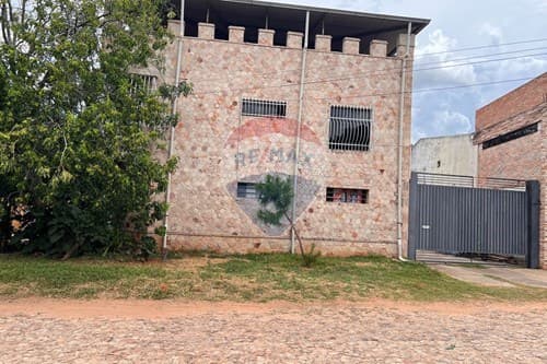 Casa en esquina de 3 pisos en Mariano R.A