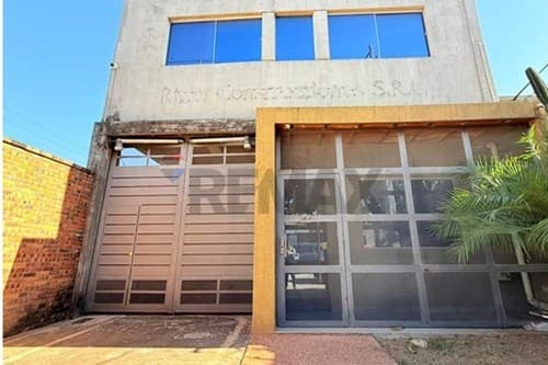 Edificio corporativo con 20 oficinas en tirnidad