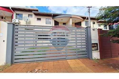 Amplio duplex en venta b* Carmelitas