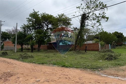 Terreno en esquina en limpio piquete cue el peñon