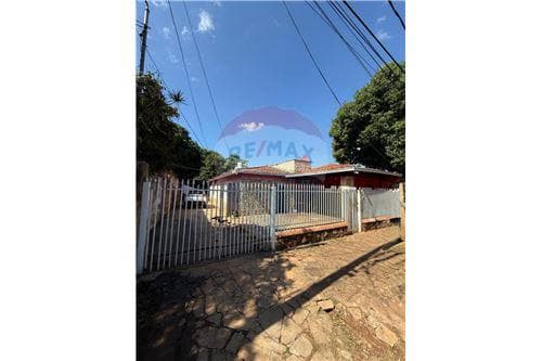 Terreno con casa en venta Luque laurelty