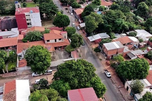 Casa de Dos Pisos en Esquina Fdo. de la Mora