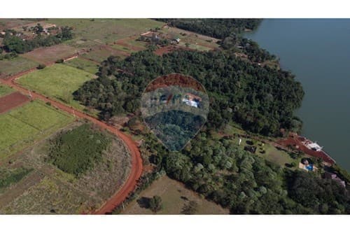 Granja con muelle sobre el rio acaray — foto 3