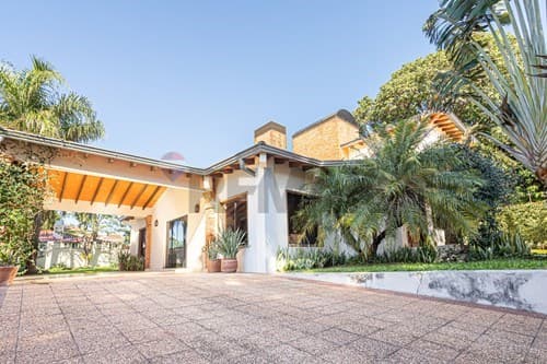 Casa con 4 Dormitorios y amplio patio en Lambaré