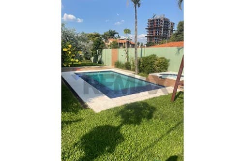 Casa Imponente en Fernando de la Mora – Zona Norte