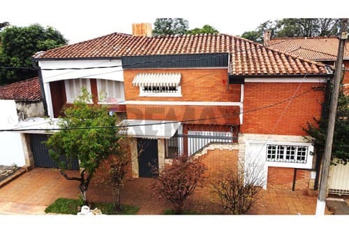 Residencia con piscina y quincho en Lambaré