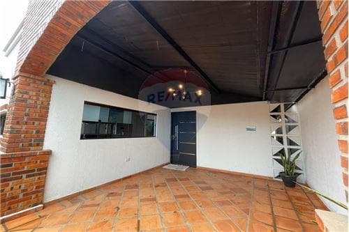 Se alquila casa amoblada con amplio patio