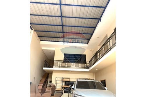Local / showroom con departamentos — foto 3