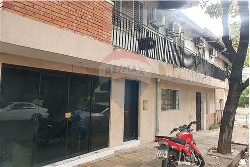 En Venta Propiedad con 3 departamentos y 4 salones — foto 2
