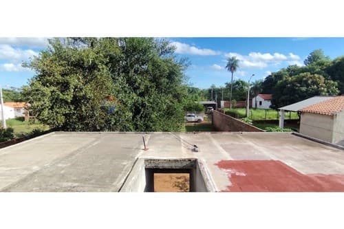 Casa en Venta con Amplio Terreno en Capiatá