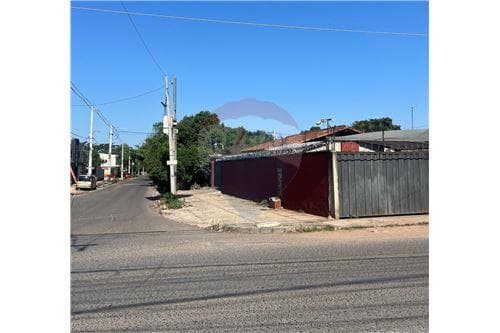 EN VENTA propiedad en esquina sobre Leopardi
