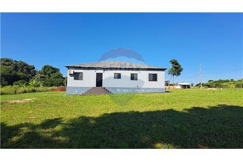 Casa quinta con pileta y establo a la venta