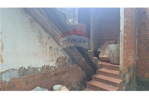 Amplio lote con salon comercial céntrico en venta