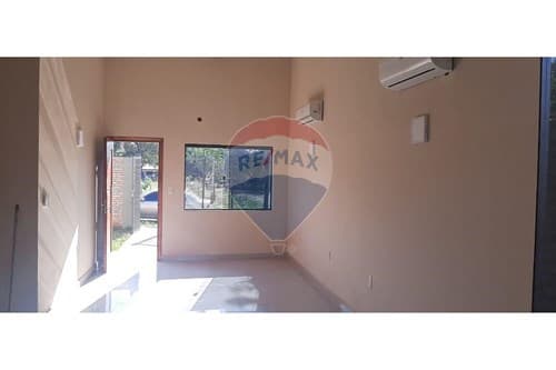 "Casa Moderna en Capiatá: Espacio y Comodidad"