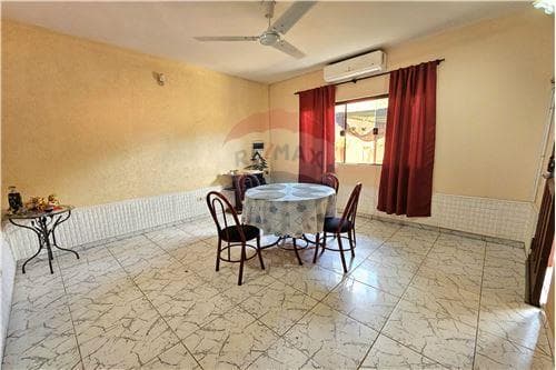 Moderna residencia de 2 niveles - barrio mbokayaty
