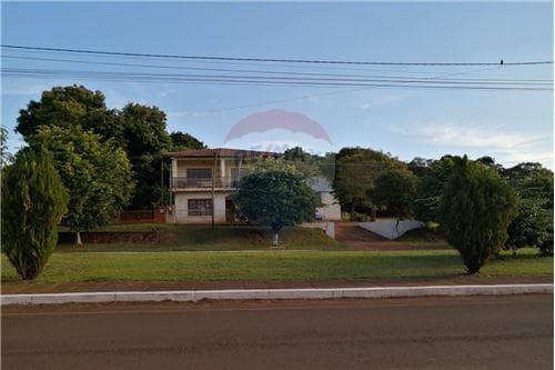 Casa de dos plantas y un tinglado en Fram — foto 3