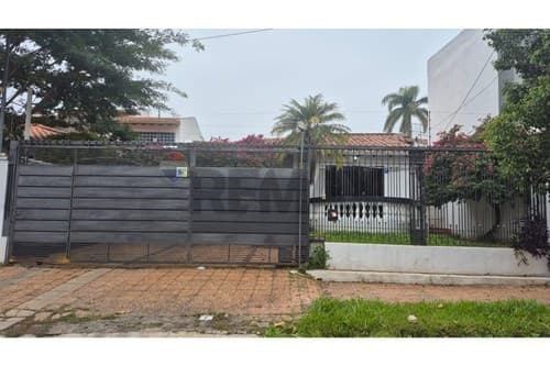 Amplia residencia en alquiler en Lambaré