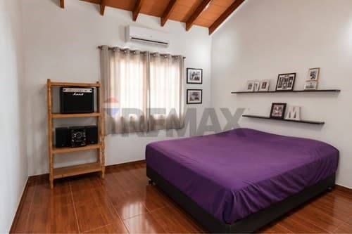 Casa amplia con quincho en Juan de Salazar, Limpio