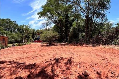 ¡Terreno Estratégico de 448m² en Limpio!