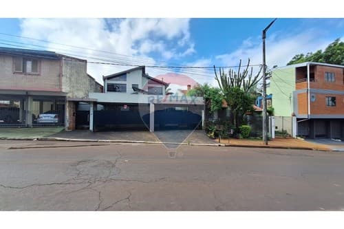 Casa moderna con Piscina y Jardín en Encarnación