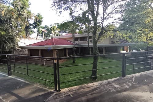 Exclusiva residencia en esquina barrio felicidad