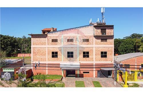 edificio sobre la Avenida Las residentas — foto principal