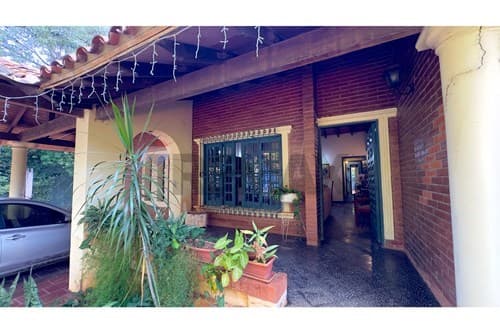 "Venta de Casa con Piscina - Lambaré" — foto 2
