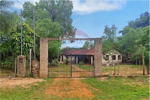 Vendo amplia casa amoblada con arroyo