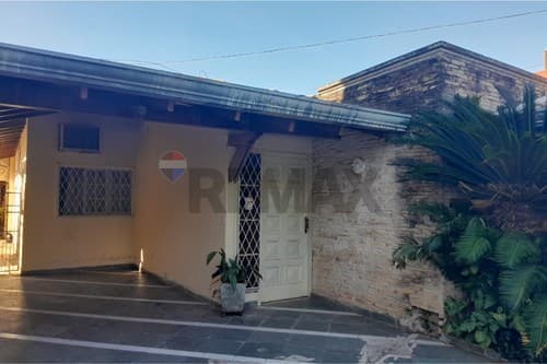 Casa con departamento independiente en sajonia — foto principal