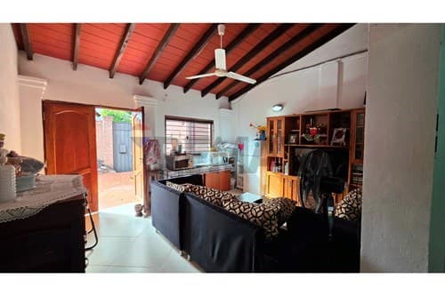 Casa en venta – Barrio Mbocayaty, Asunción